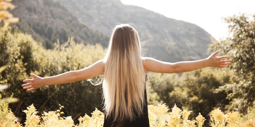 Consigli per idratare i capelli sfibrati