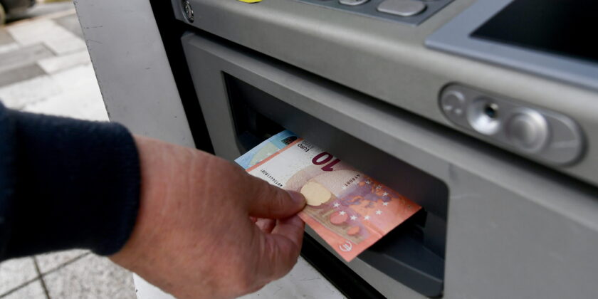 Cosa succede se entro 30 secondi non si ritirano carta e soldi dal bancomat-proieziondiborsa.it