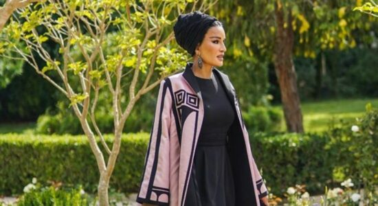 Eleganti e chic a 60 anni copiando lo stile di Moza bint Nasser