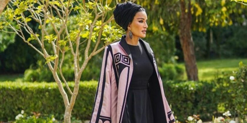Eleganti e chic a 60 anni copiando lo stile di Moza bint Nasser