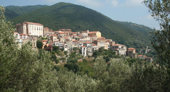 Fino a 75.000 euro se apri un’attività in questo meraviglioso borgo sul mare-Pisciotta-foto da wikipedia
