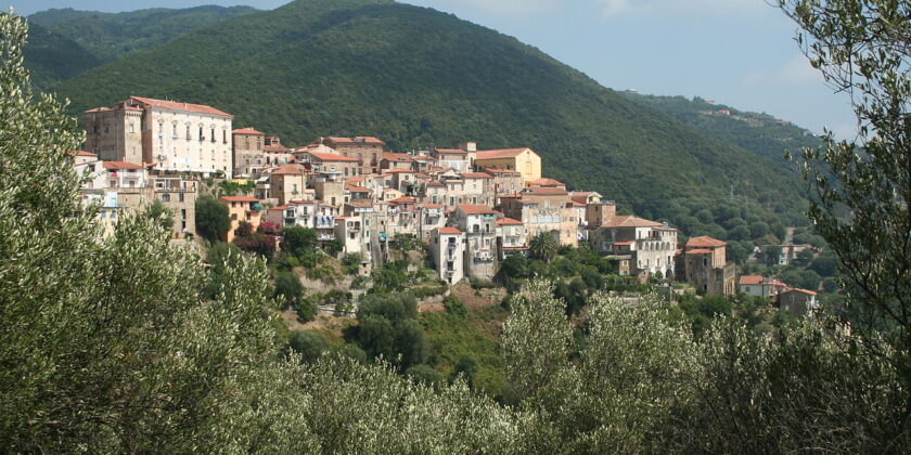 Fino a 75.000 euro se apri un’attività in questo meraviglioso borgo sul mare-Pisciotta-foto da wikipedia