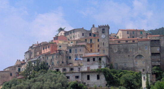 Fuga al mare nel borgo medievale ligure-Ameglia-foto da wikipedia