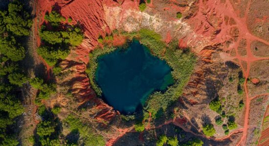 Il Lago Rosso o di Bauxite è uno dei più suggestivi d’Italia
