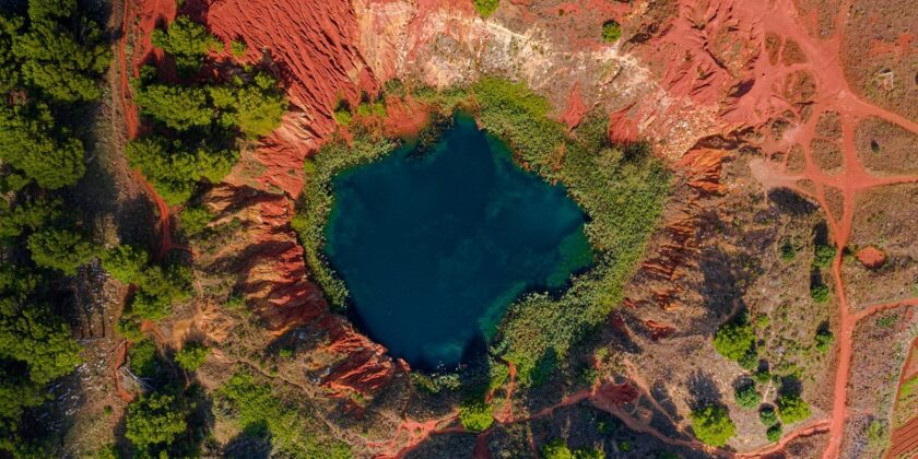 Il Lago Rosso o di Bauxite è uno dei più suggestivi d’Italia