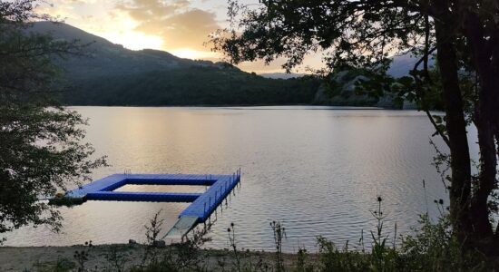 Il Lago della Montagna Spaccata, un piccolo lago balneabile nell’Abruzzo