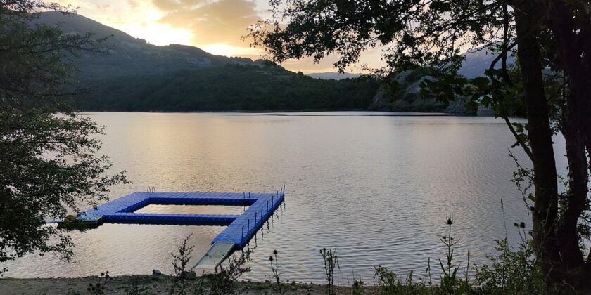 Il Lago della Montagna Spaccata, un piccolo lago balneabile nell’Abruzzo