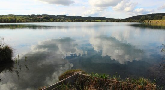 Il piccolo lago balneabile dell'Accesa