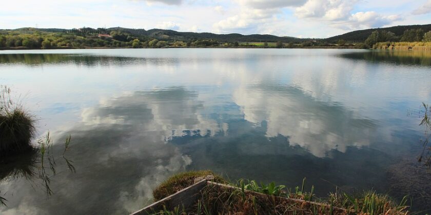 Il piccolo lago balneabile dell'Accesa