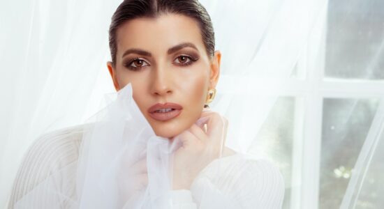 Il trucco levigante e luminoso perfetto per over 50