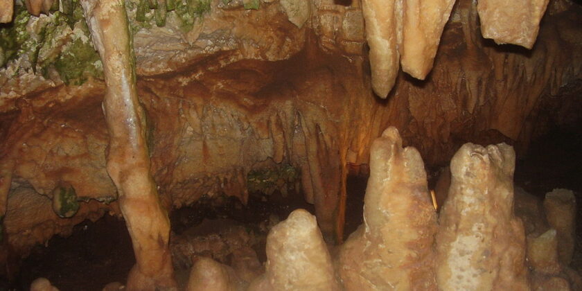 La grotta italiana fra le 9 più caratteristiche al Mondo-Grotta di Frasassi-foto da wikipedia