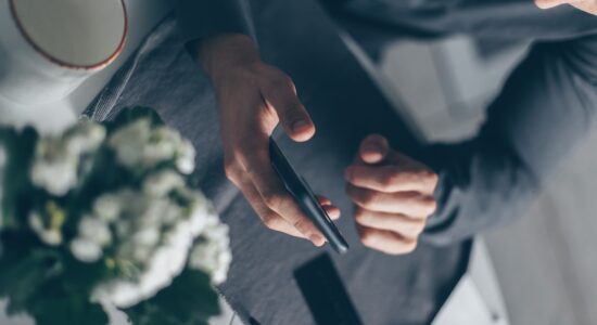 La truffa con SMS o WhatsApp svuota conto