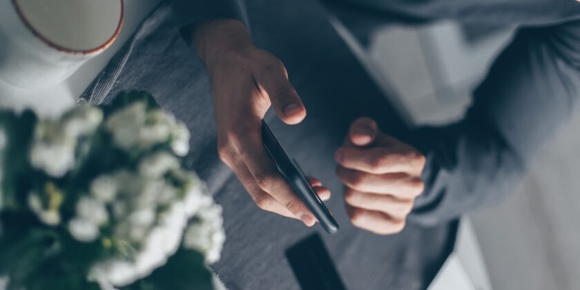 La truffa con SMS o WhatsApp svuota conto
