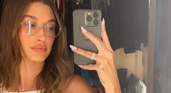 Le unghie perlate viste su Hailey Bieber sono il trend del momento