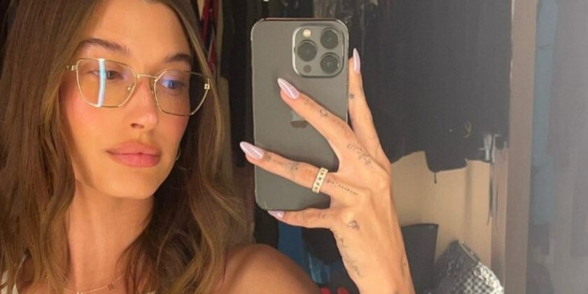 Le unghie perlate viste su Hailey Bieber sono il trend del momento