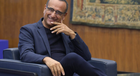 Perché Carlo Conti è sempre abbronzato-proiezionidiborsa.it
