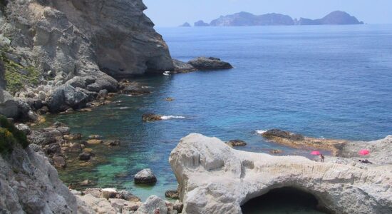 Ponza è l'isola dalle acque cristalline più gettonata
