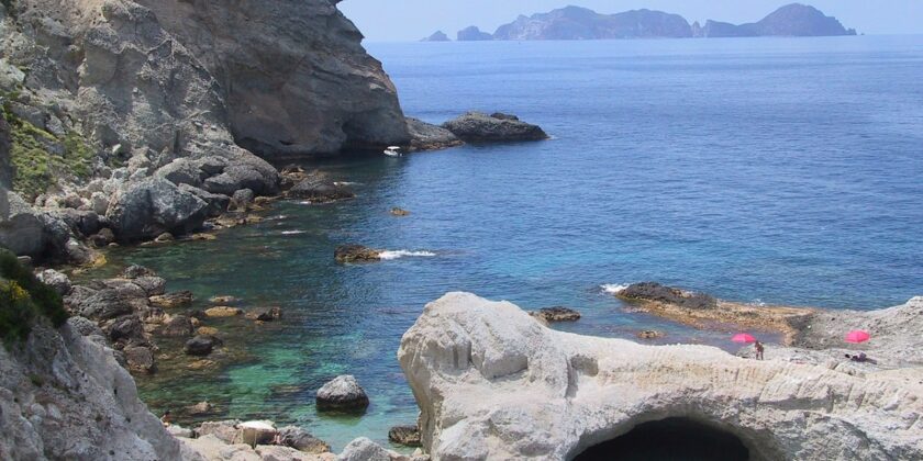 Ponza è l'isola dalle acque cristalline più gettonata