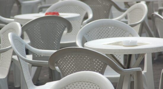 Pulire e sbiancare la plastica di tavoli e sedie da giardino