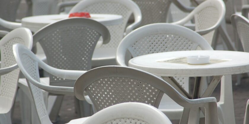 Pulire e sbiancare la plastica di tavoli e sedie da giardino