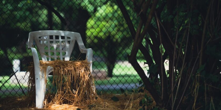 Rinnovare le sedie di plastica bianche