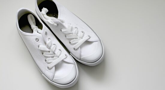 Scarpe bianche pulite e candide con un solo ingrediente naturale