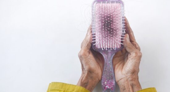Spazzole e pettini per capelli, ecco come pulirli al meglio