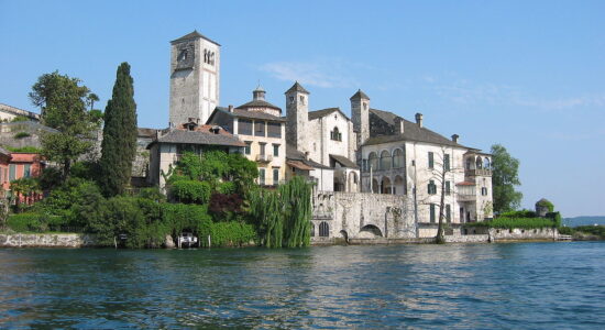 Una gita fuori porta in questo borgo romantico del Piemonte-Orata San Giulio-foto da wikipedia