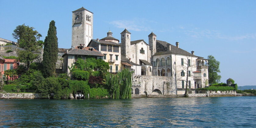 Una gita fuori porta in questo borgo romantico del Piemonte-Orata San Giulio-foto da wikipedia