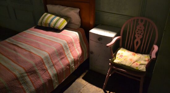 Arredare una cameretta piccola e stretta-proiezionidiborsa.it