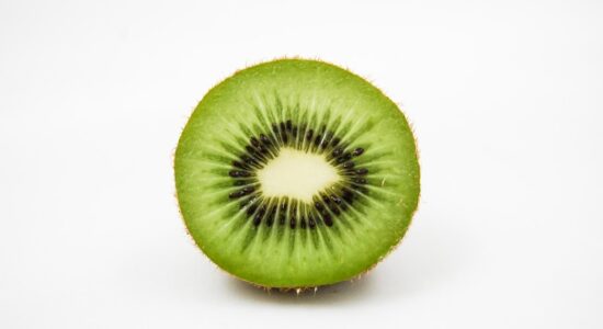 Capelli crespi e distrutti dal sole, un kiwi cambierà tutto