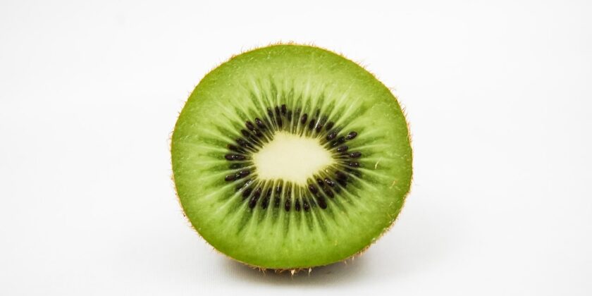 Capelli crespi e distrutti dal sole, un kiwi cambierà tutto