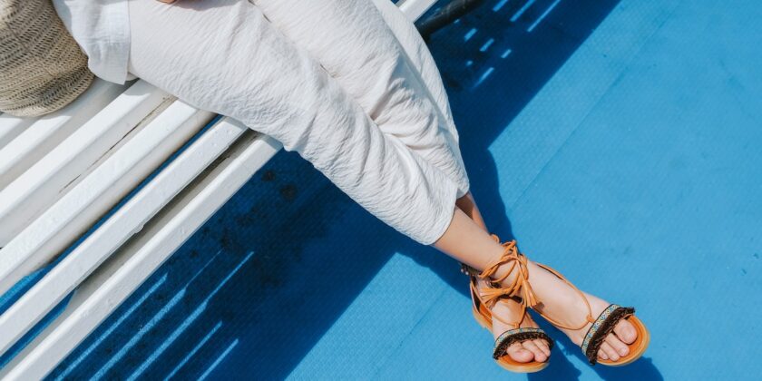 Come indossare sandali e scarpe estive