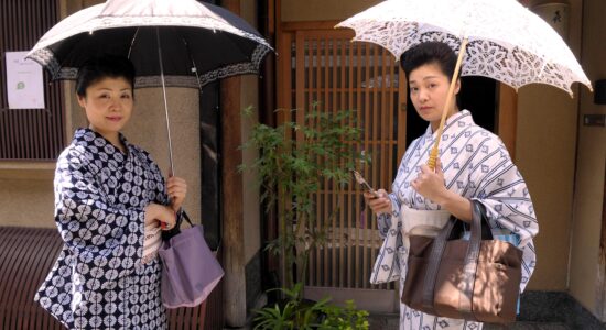 Fresca e alla moda quando fa caldo anche dopo i 50 con il Kimono rivisto-proiezionidiborsa.it
