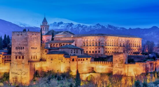 Granada è il borgo bianco incastonato nella roccia-proiezionidiborsa.it