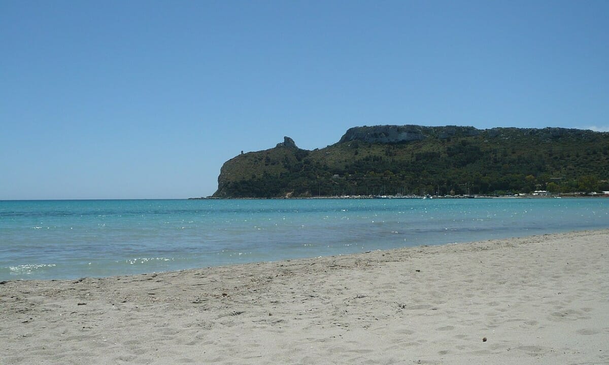 La Sella del Diavolo e la spiaggia del Poetto a Cagliari