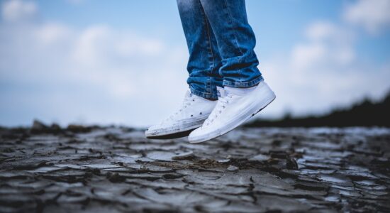Le tue scarpe da ginnastica bianche torneranno a splendere-proiezionidiborsa.it
