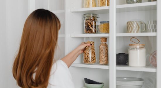 Mai più farfalline sul cibo nella dispensa con questi rimedi naturali