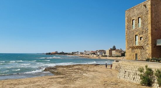 Punta Secca sembra le Maldive in Sicilia, dove comprare una villetta
