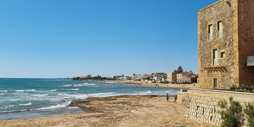 Punta Secca sembra le Maldive in Sicilia, dove comprare una villetta