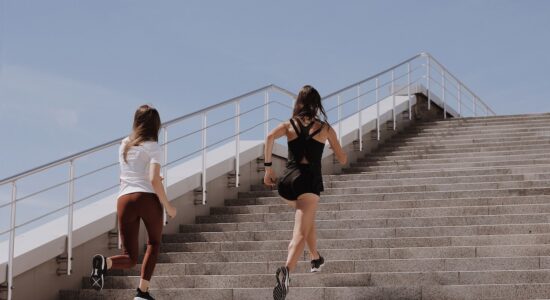 Quante calorie si bruciano salendo le scale