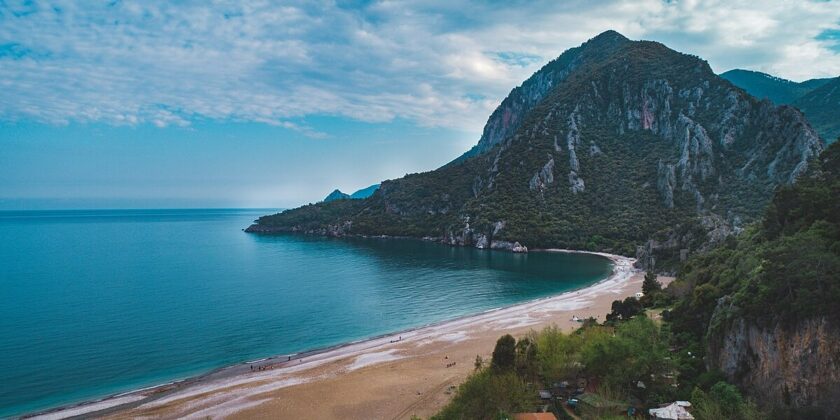 Settembre al caldo nella città mediterranea con canyon Antalya