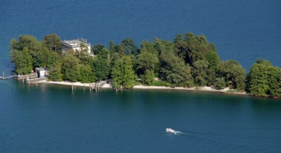 Spiagge tropicali tra le cime delle Alpi a Brissago