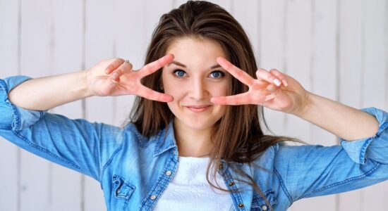 Togliere le macchie di rossetto, cipria e fondotinta dalle camicie-proiezionidiborsa.it