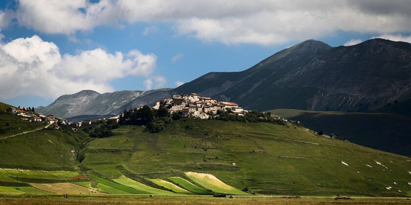 Uno spettacolo naturale emozionante a luglio-Castelluccio di Norcia-foto da wikipedia Autore Enrico Strocchi