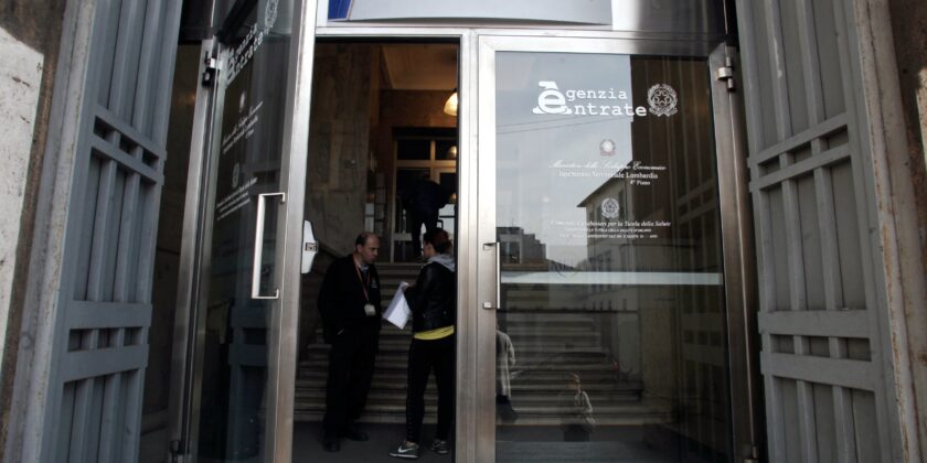 Agente della riscossione ADER-Foto da imagoeconomica