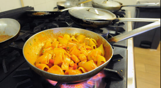 Cucinare la pasta-Foto da imagoeconomica