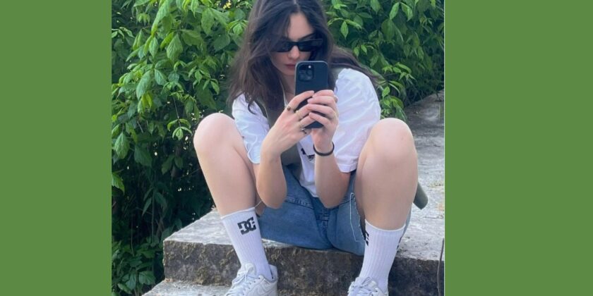 Le sneakers bianche di Deva Cassel spopolano