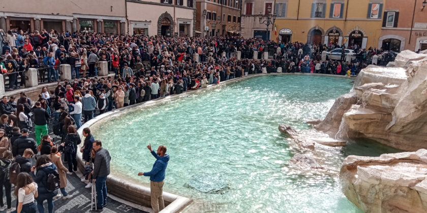 Monetine che vengono buttae nella fontana di Trevi-proiezionidiborsa.it