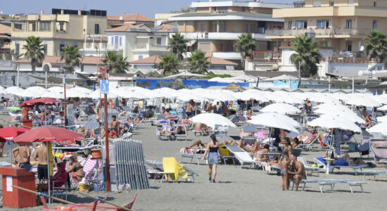 Noleggiare sdraio, lettini e ombrellone-Foto da imagoeconomica